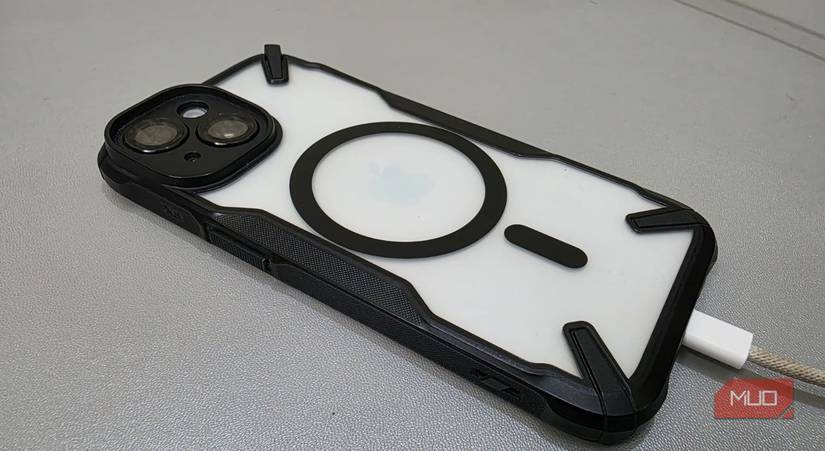 Кабель для зарядки подключён к iPhone 15