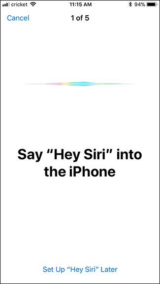 Фото: iPhone установлен на стол, показывает процесс обучения «Привет, Siri»