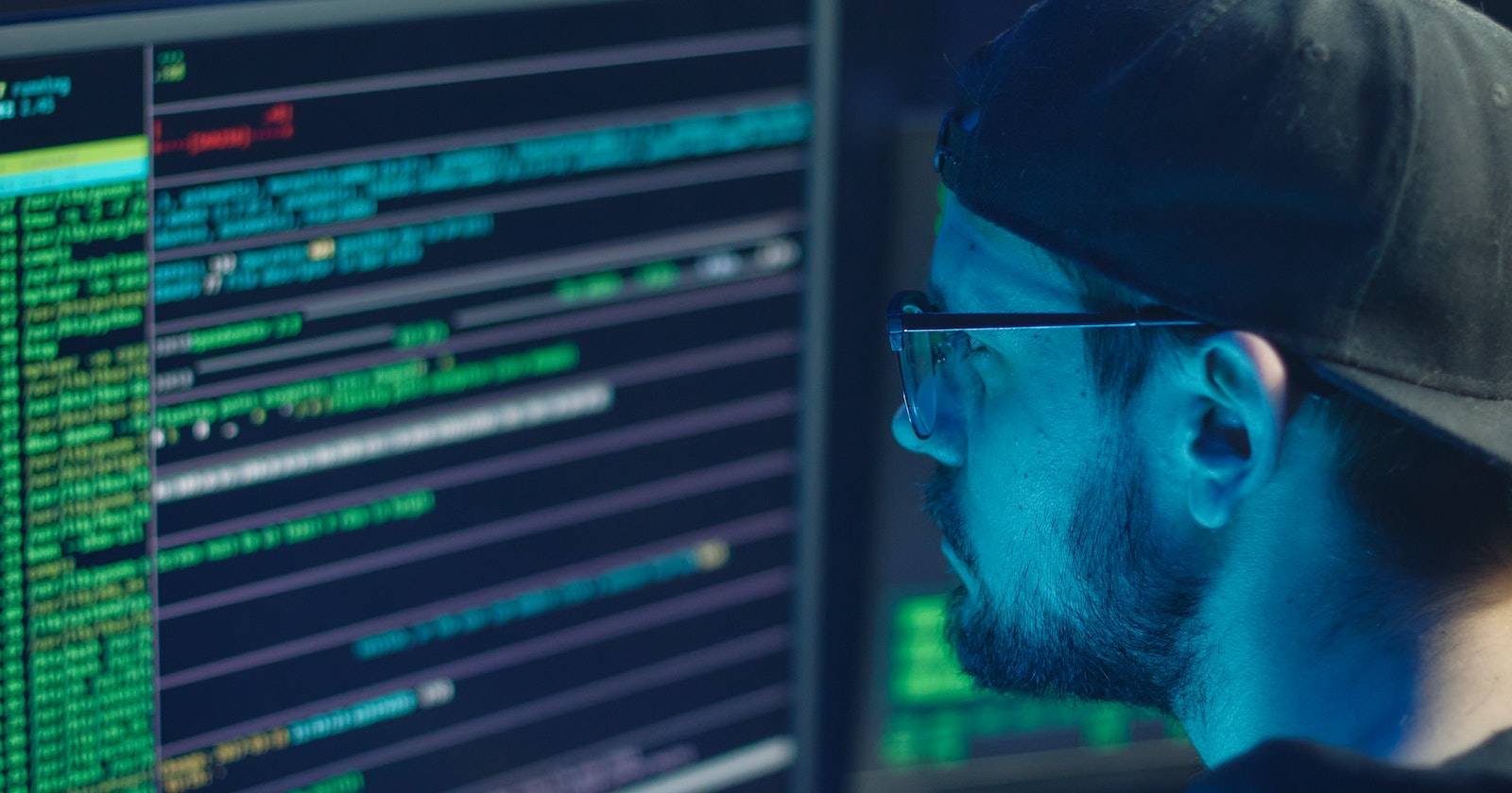 Мужчина в чёрных очках, портрет для иллюстрации работы с компьютером