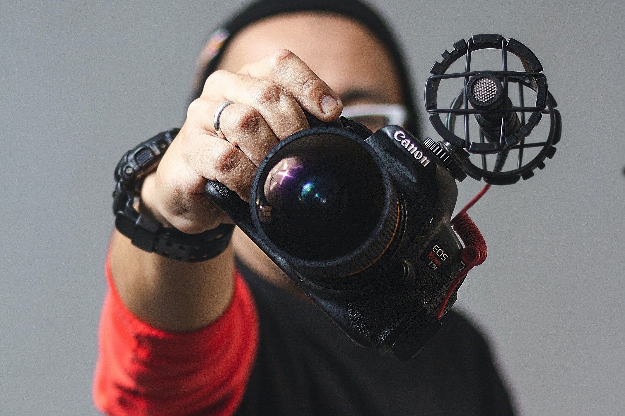 Человек держит камеру в руках