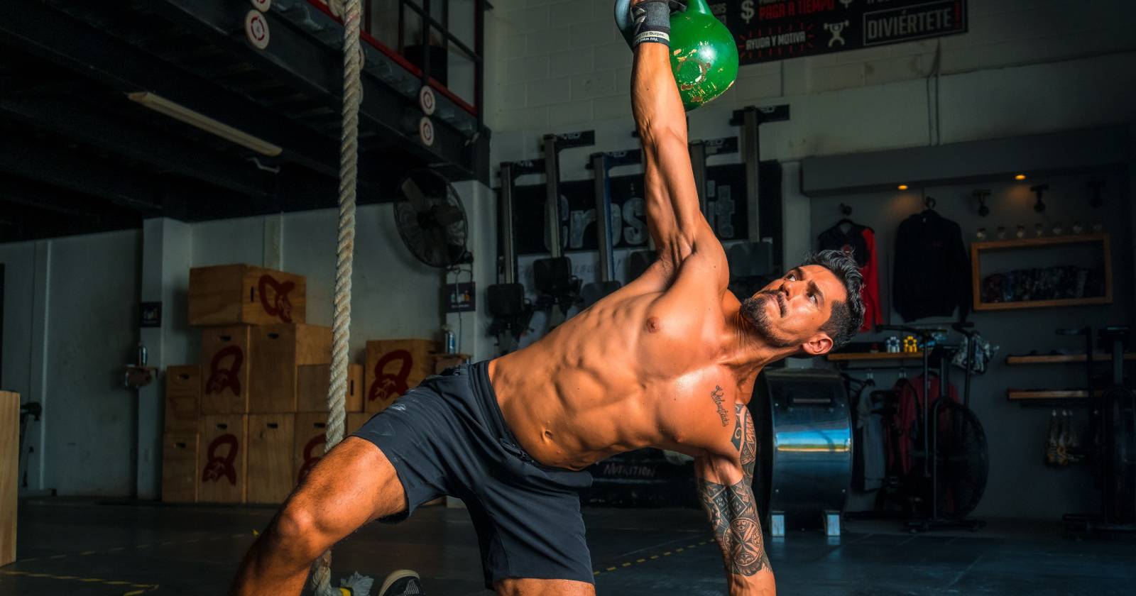 Мужчина поднимает гирю