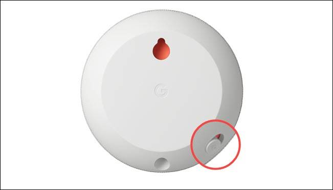 Переключатель отключения микрофона на Google Nest Mini.