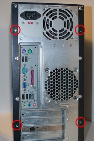 Panel trasero de un ordenador de sobremesa con tornillos de la carcasa