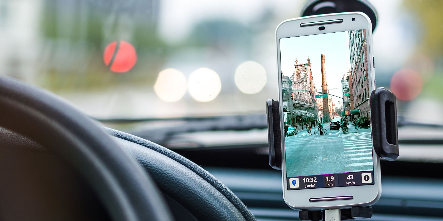 Смартфон, закреплённый на лобовом стекле как видеорегистратор