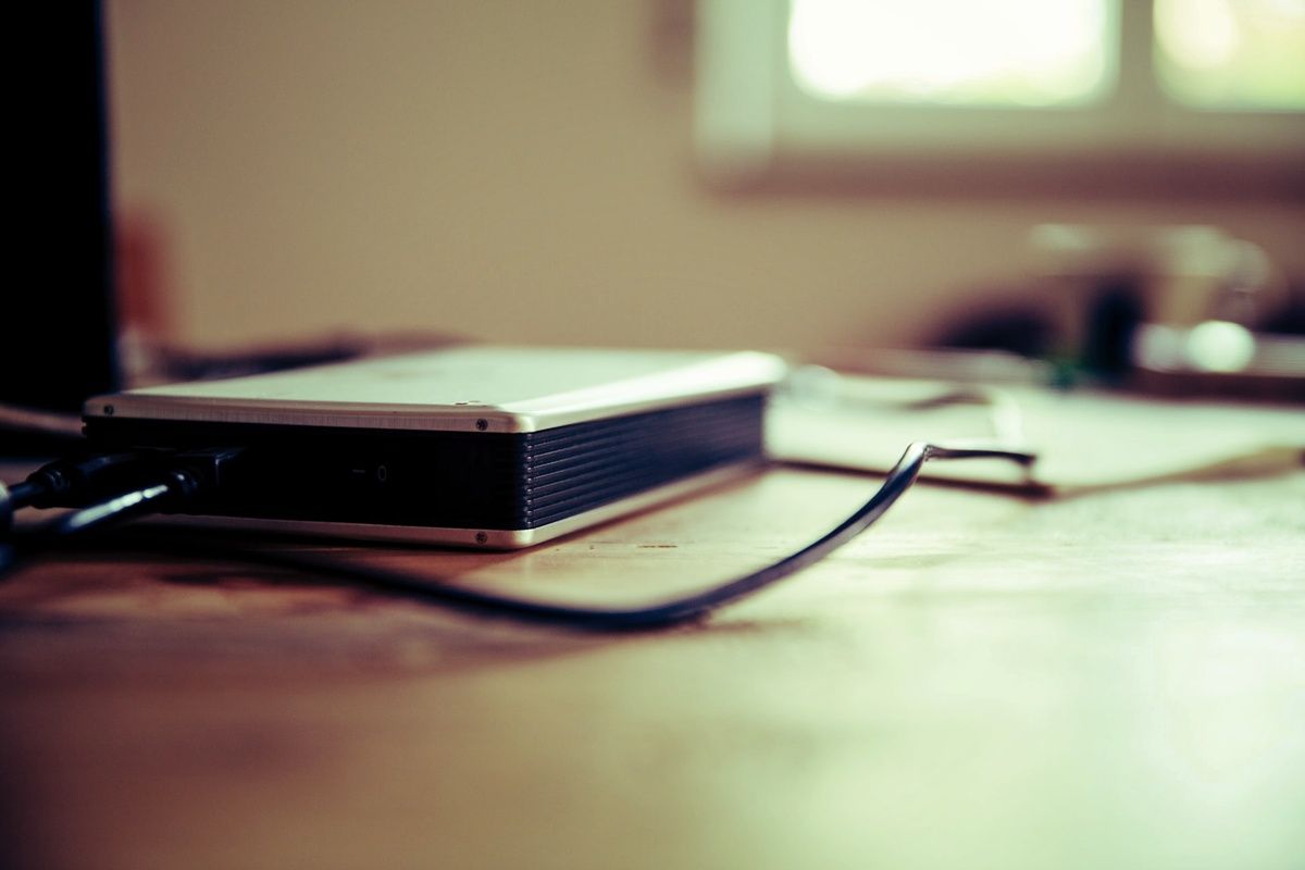 Открытый внешний жёсткий диск с платой и разъёмами