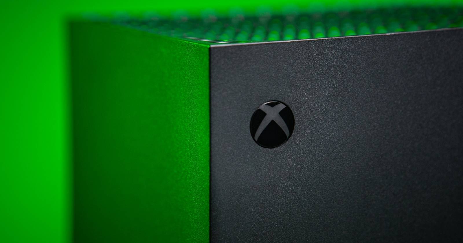 Крупный план Xbox Series X с выделенной кнопкой питания