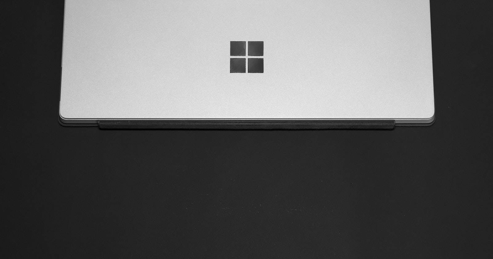 Ноутбук с открытой Windows на рабочем столе