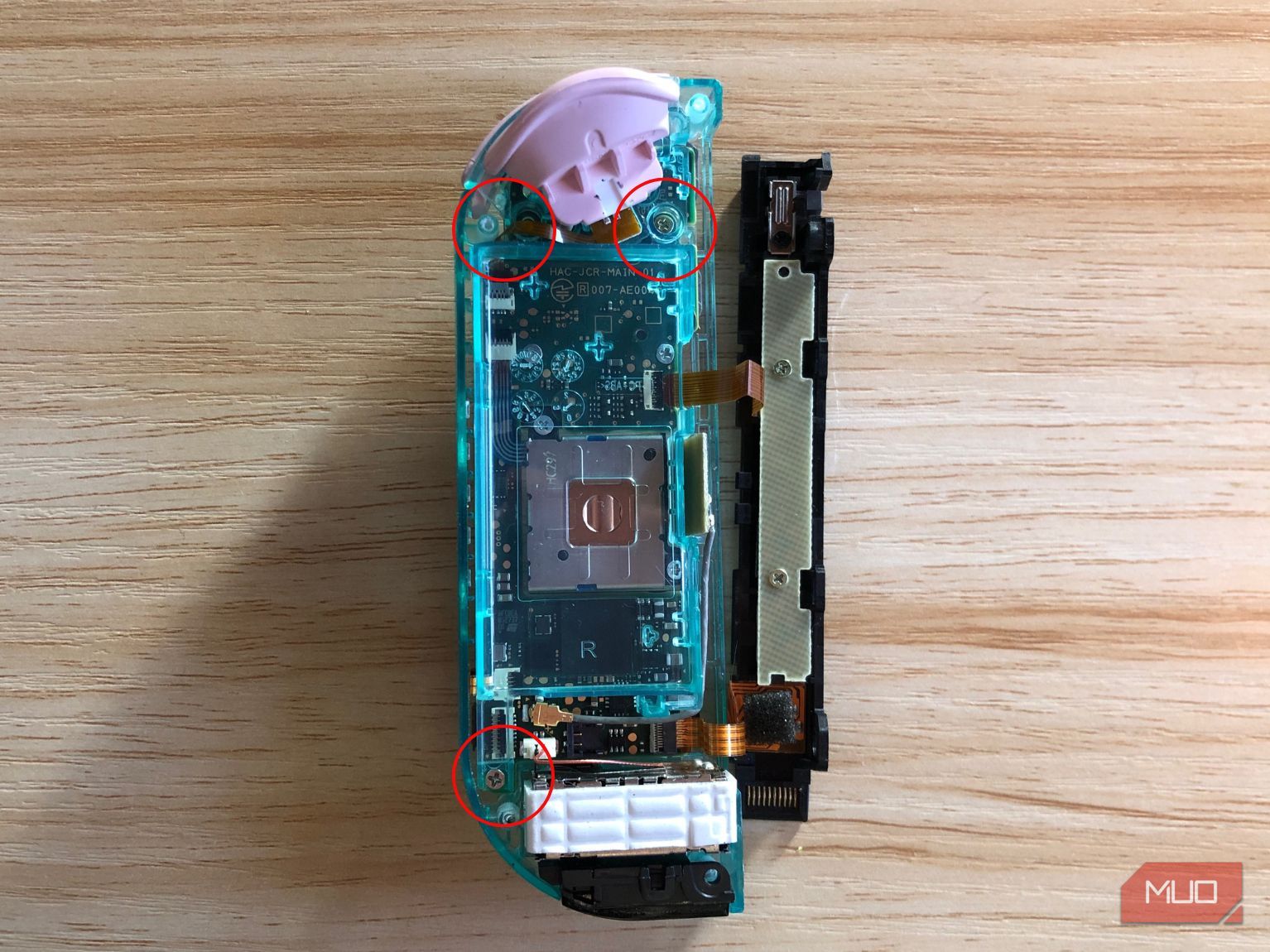 Три винта в центре корпуса Joy-Con