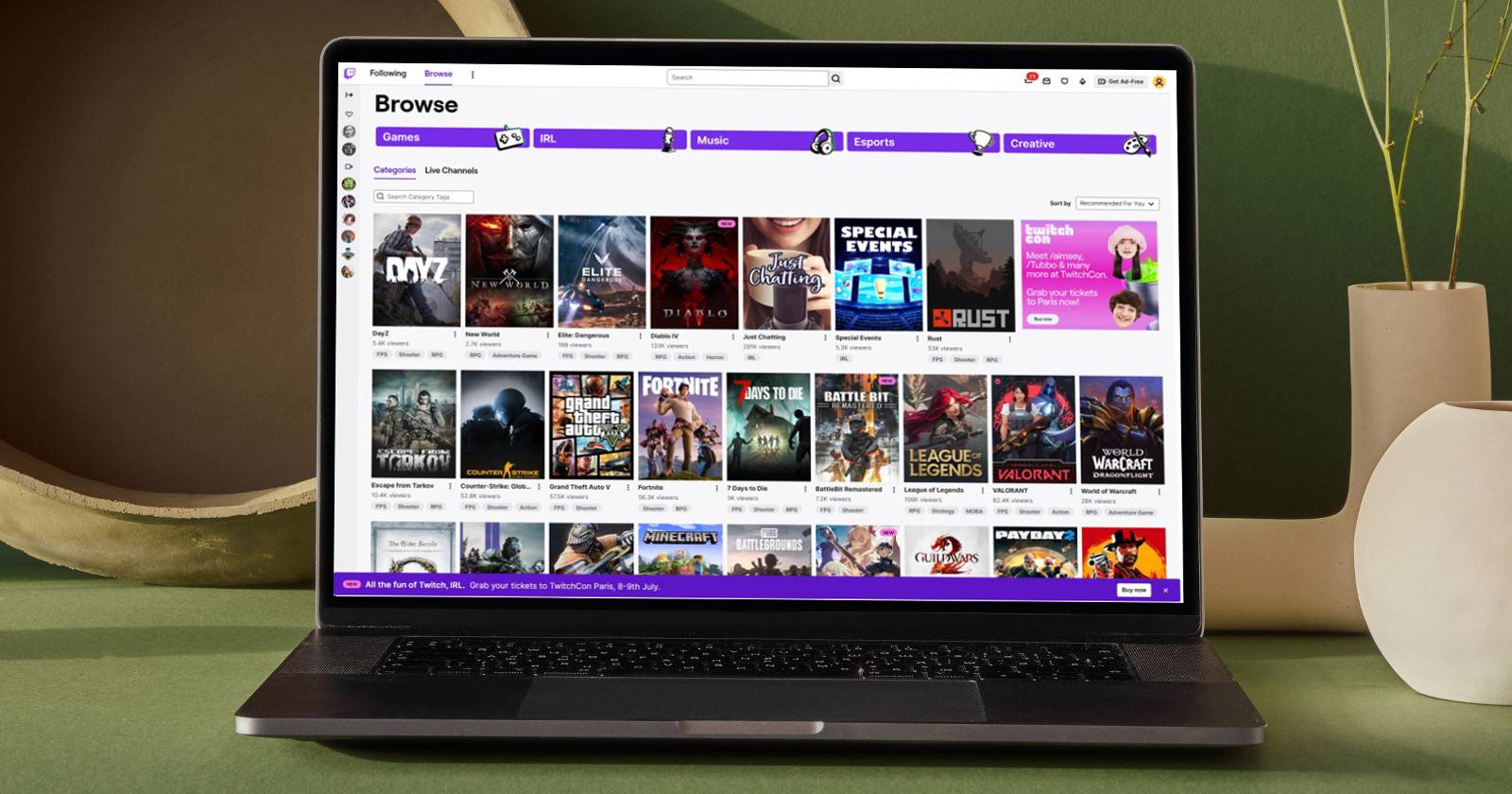 Ноутбук, на котором открыт экран обзора Twitch