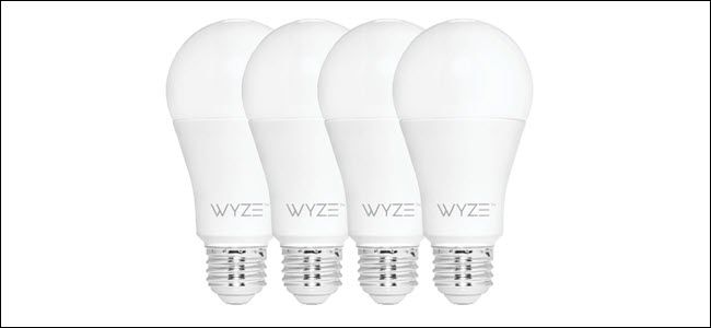 Четыре умные лампы Wyze выстроены в ряд на столе