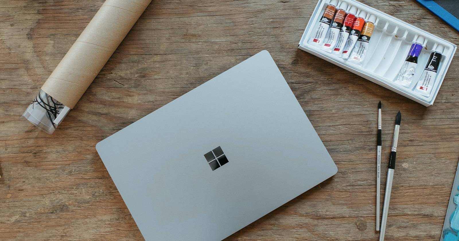 ПК с Windows и кисти для рисования