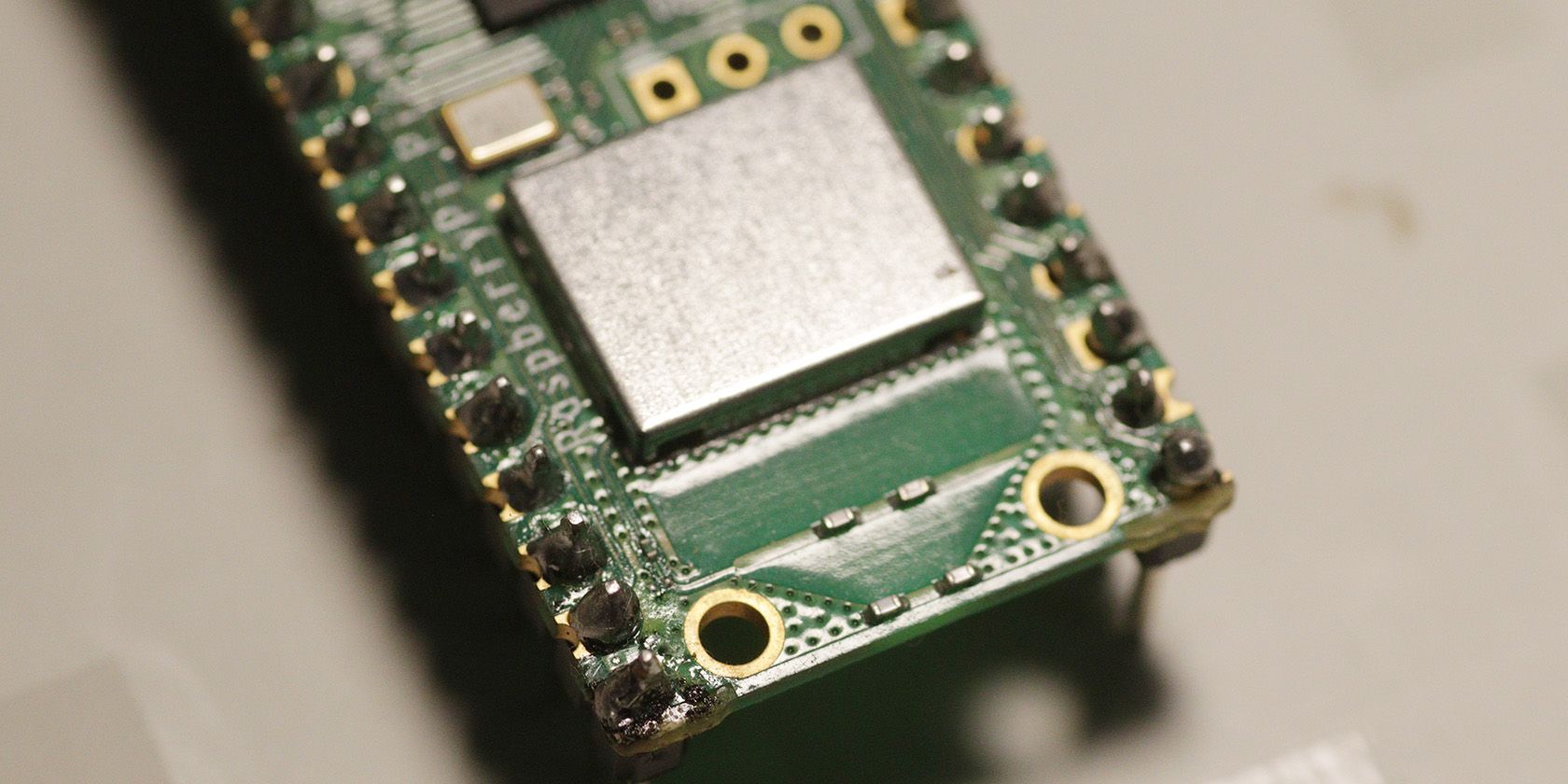 Wi‑Fi чип и дорожки антенны на Raspberry Pi Pico W