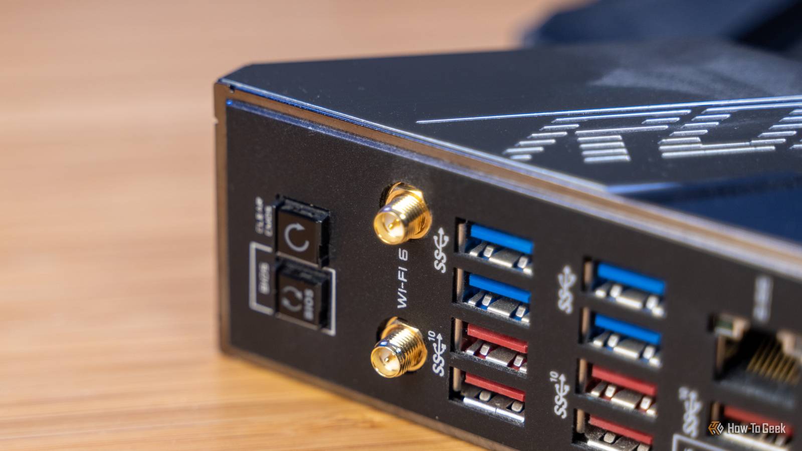 Задняя панель I/O материнской платы с USB-портами и коннекторами Wi‑Fi антены.