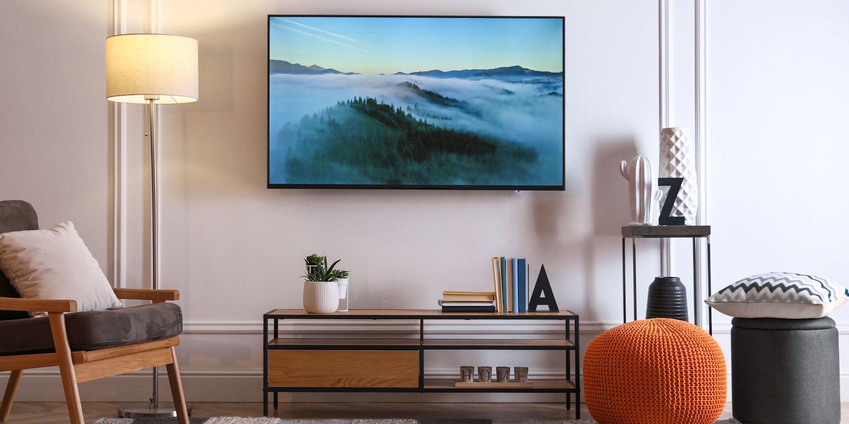 мини LED телевизор на стене - вид сбоку