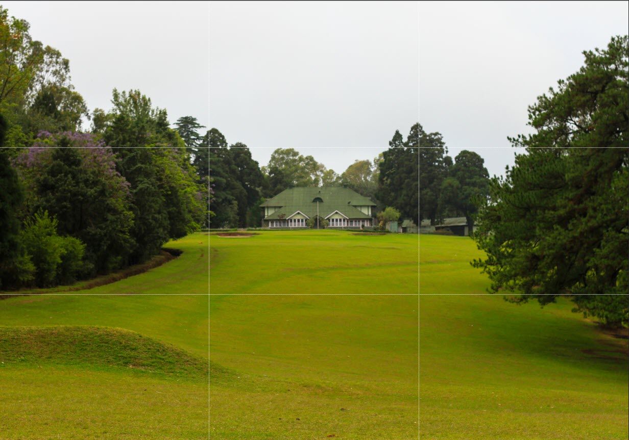 рельсы или дорожка, ведущие взгляд в перспективу, где ведущая линия ведёт к точке вне центра