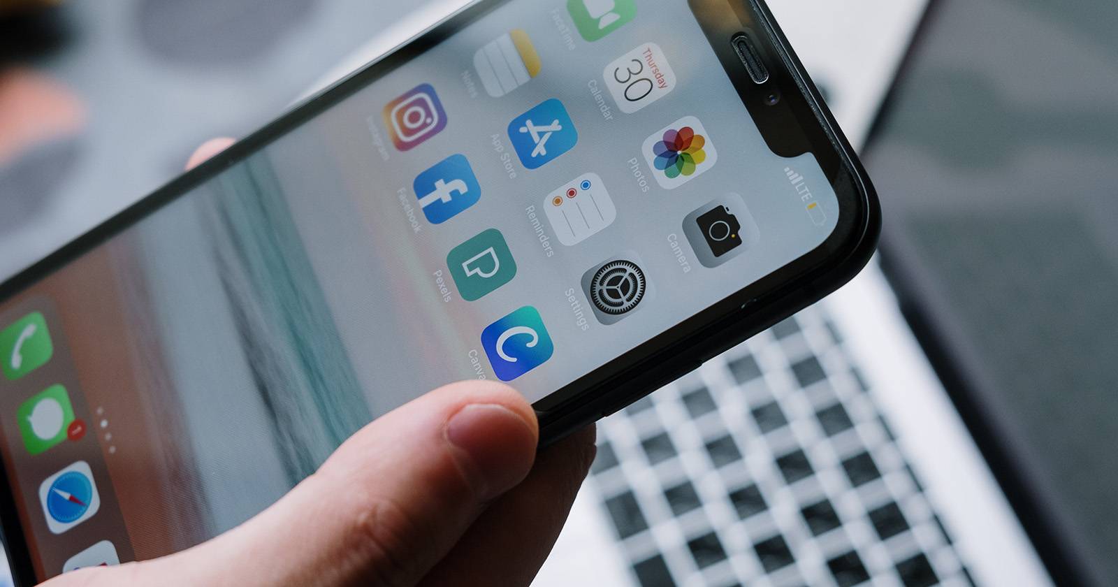Человек смотрит на экран iPhone