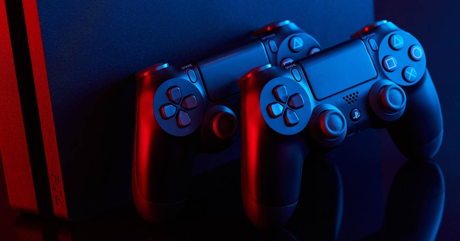 Фото контроллера PlayStation и интерфейса консоли