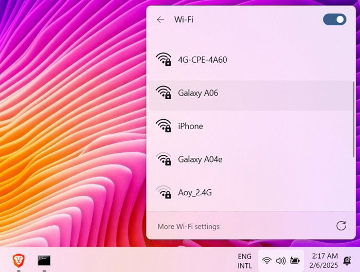 Список Wi‑Fi сетей, доступных через значок сети в Windows 11.