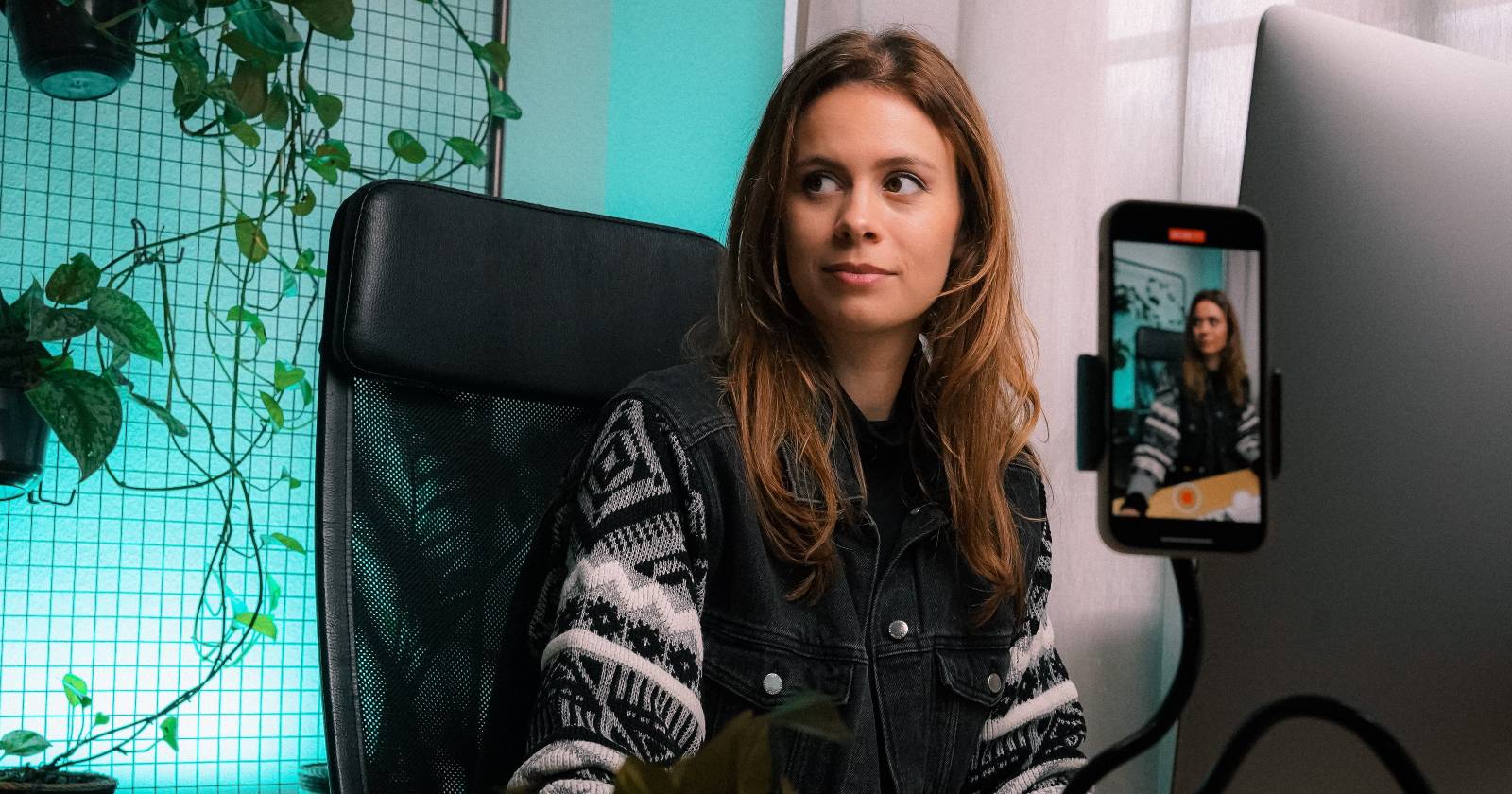 Человек записывает видео на камеру