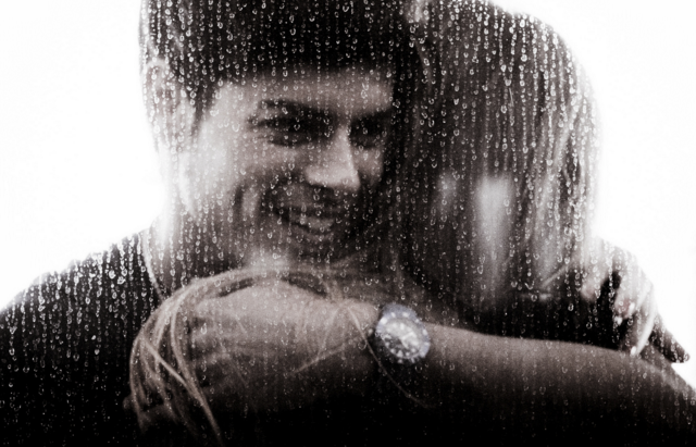 Два человека обмениваются приветствиями по электронной почте