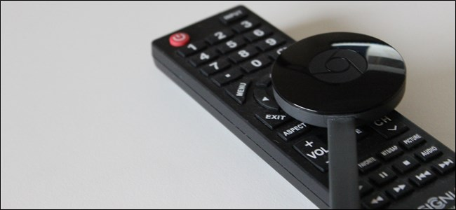 Портативный стриминг-стик подключён к телевизору