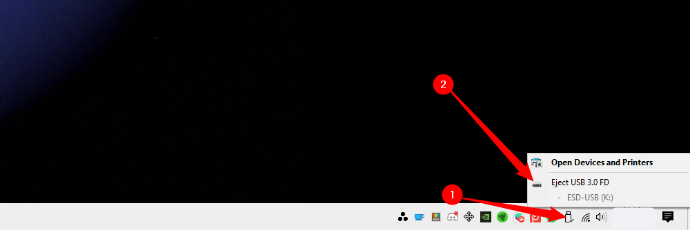 Значок USB в трее Windows и команда 'Извлечь'.