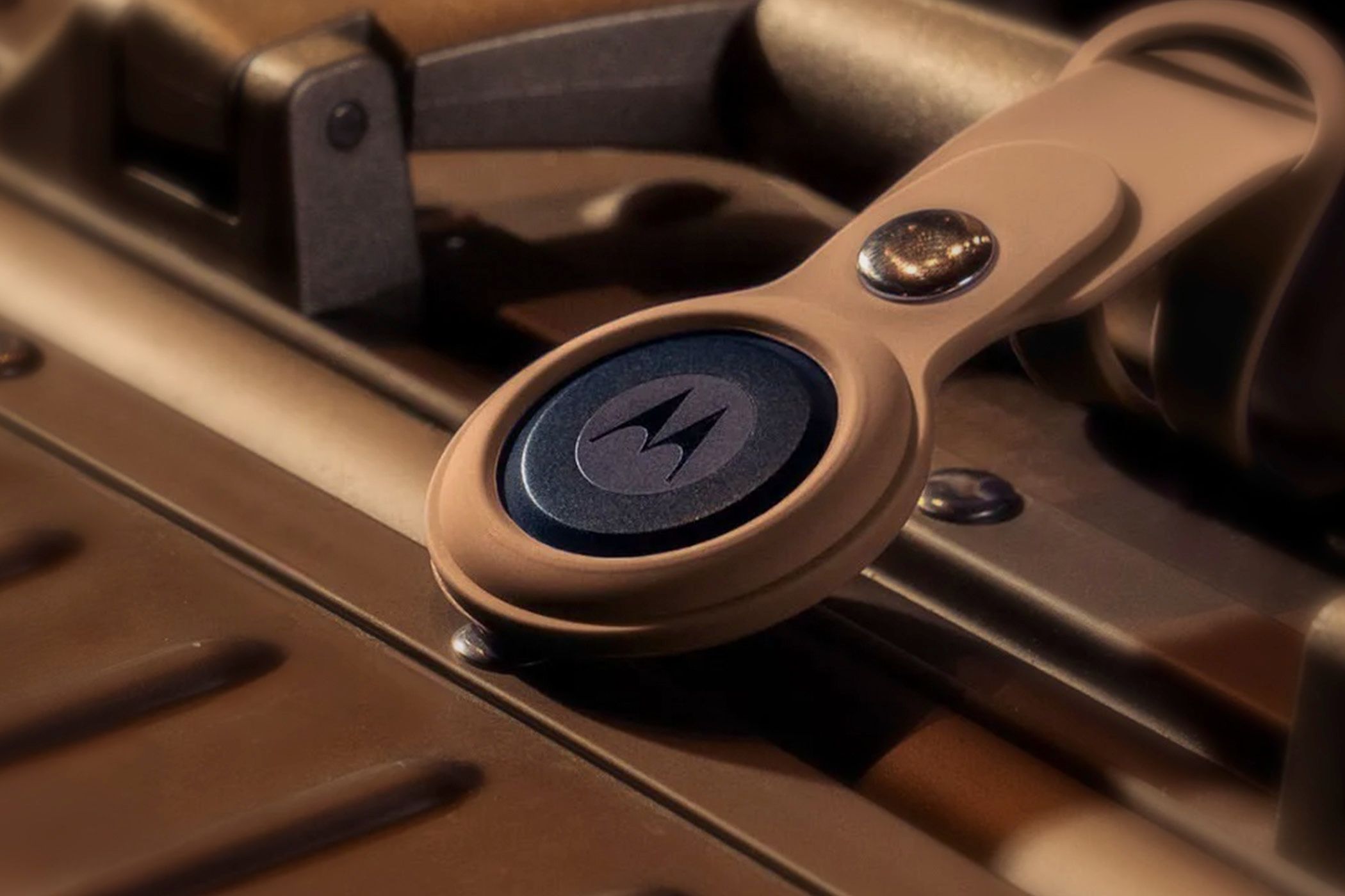 Метка Moto Tag, закреплённая на багаже