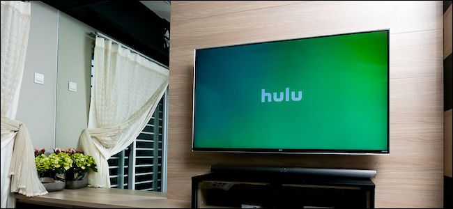 Логотип Hulu на экране смарт-ТВ