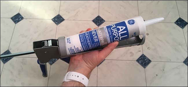 Нанесение герметика вдоль шва