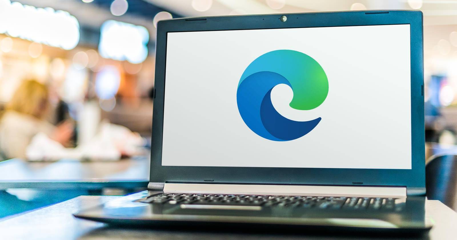 Логотип Microsoft Edge на ноутбуке