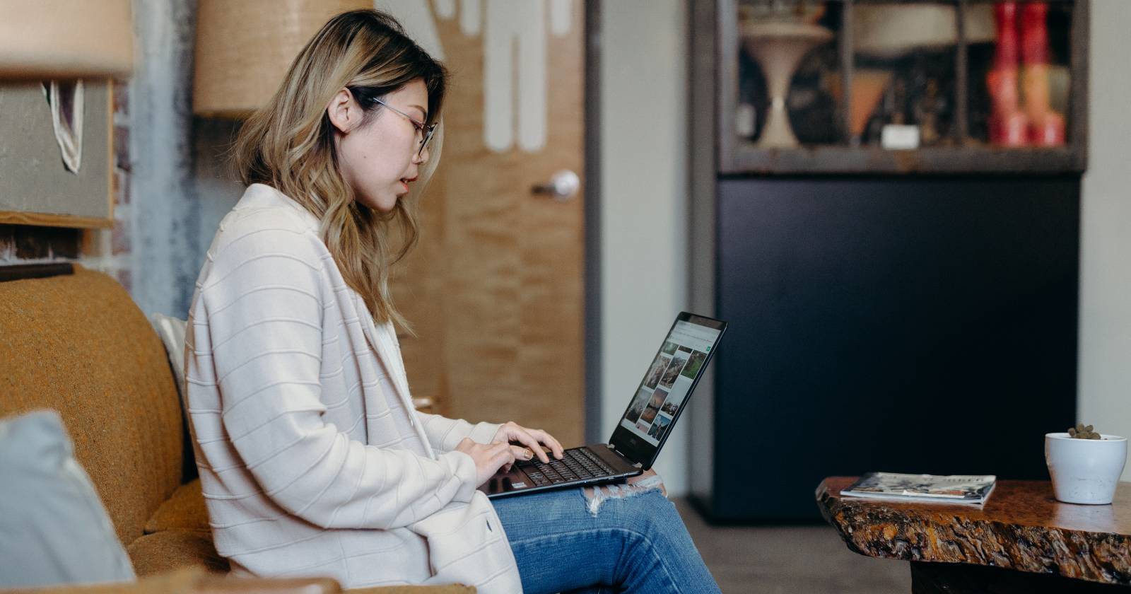 Человек, работающий за ноутбуком на домашнем столе