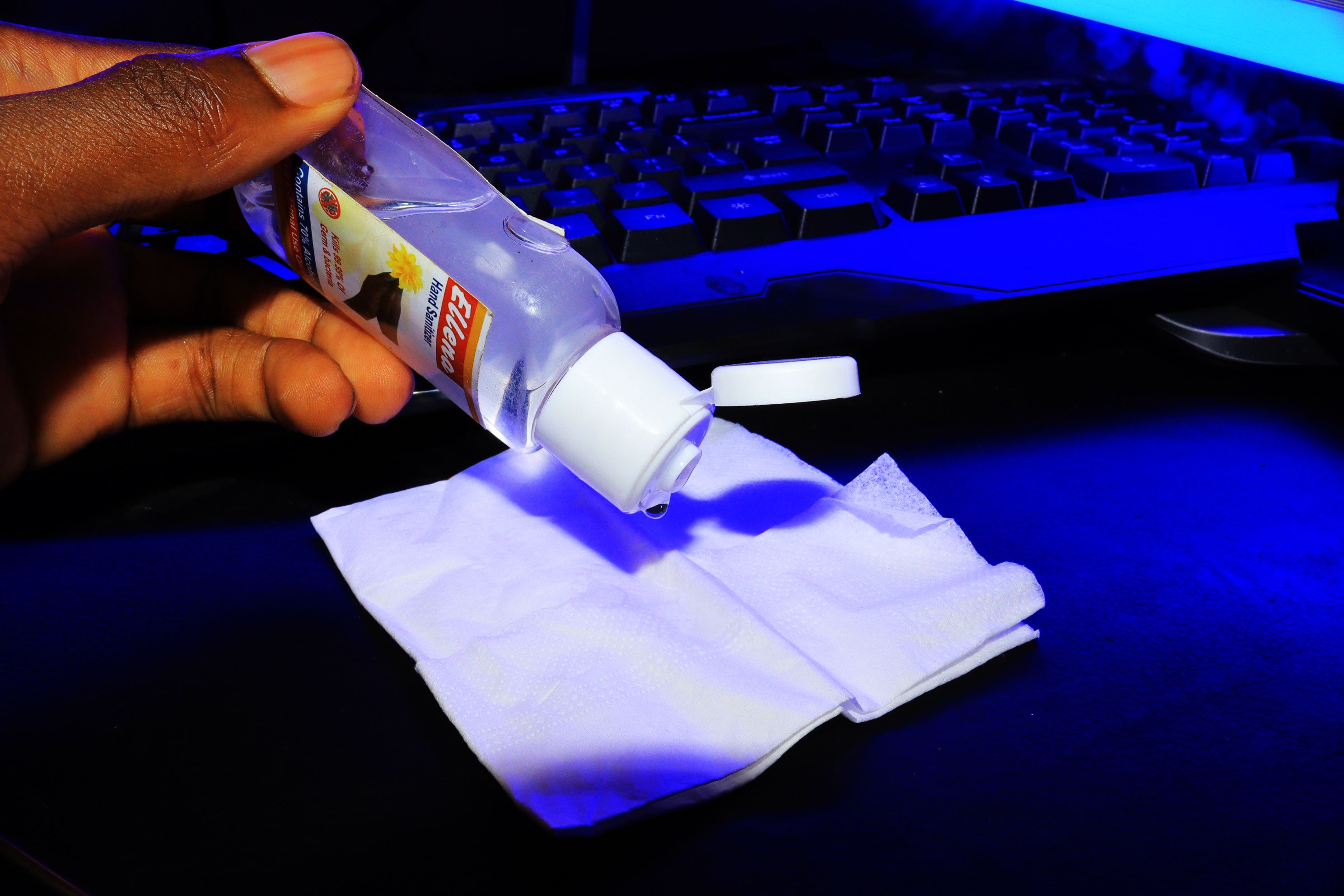 Рука наносит средство на ткань