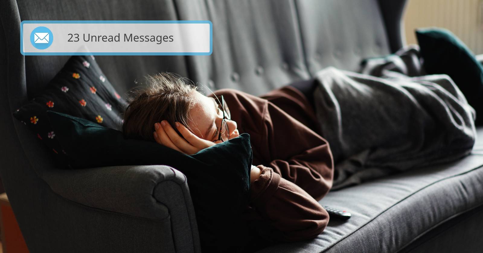 человек спит на диване, выглядит измученным; уведомление напоминает о нескольких непрочитанных письмах.