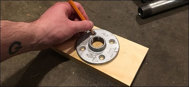 Разметка отверстий под фланец на деревянной заготовке