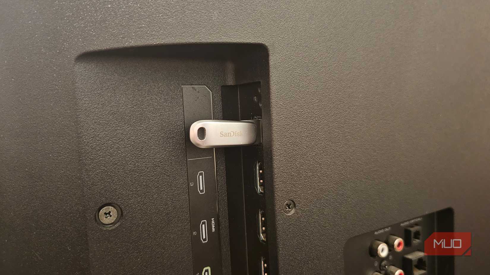 USB-накопитель SanDisk, вставленный в USB-порт телевизора Vizio