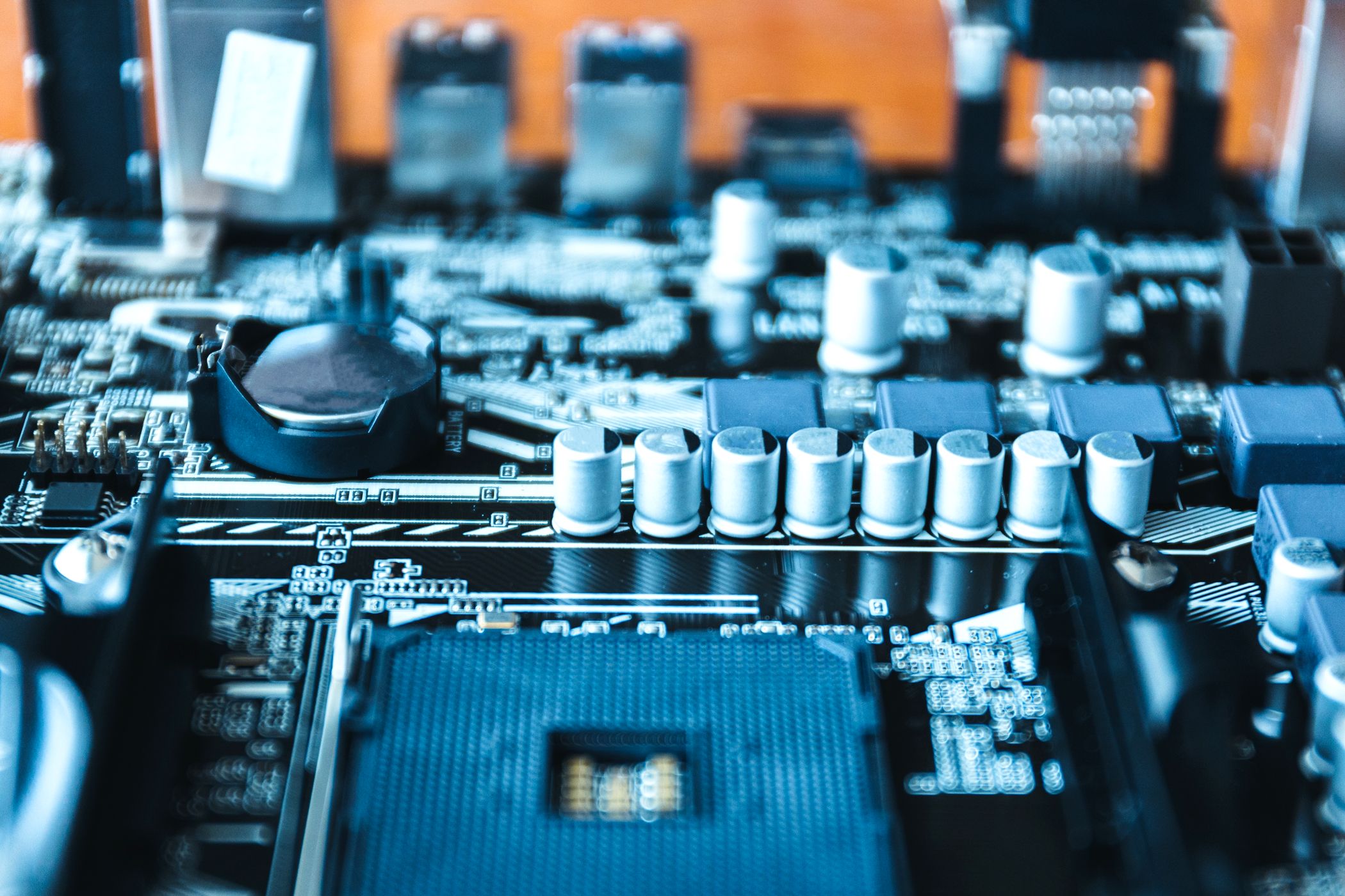 Материнская плата MSI — пример расположения батарейки и компонентов.