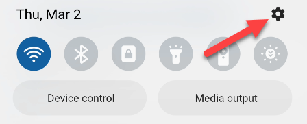 Нажмите значок шестерёнки в быстрых настройках.