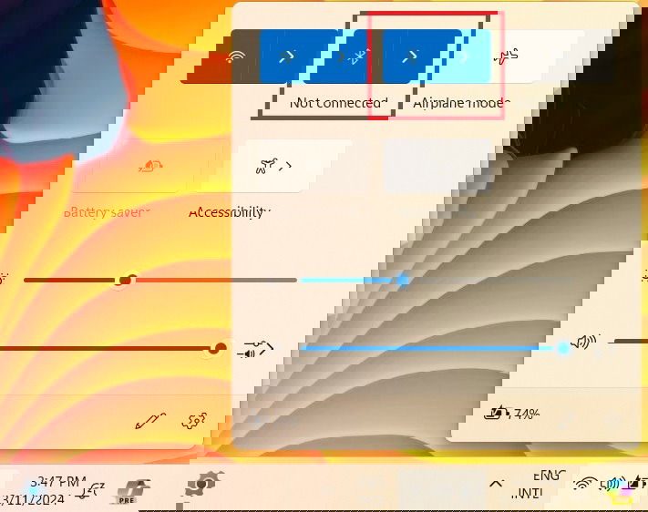 Иконка Bluetooth видна рядом с областью уведомлений. 