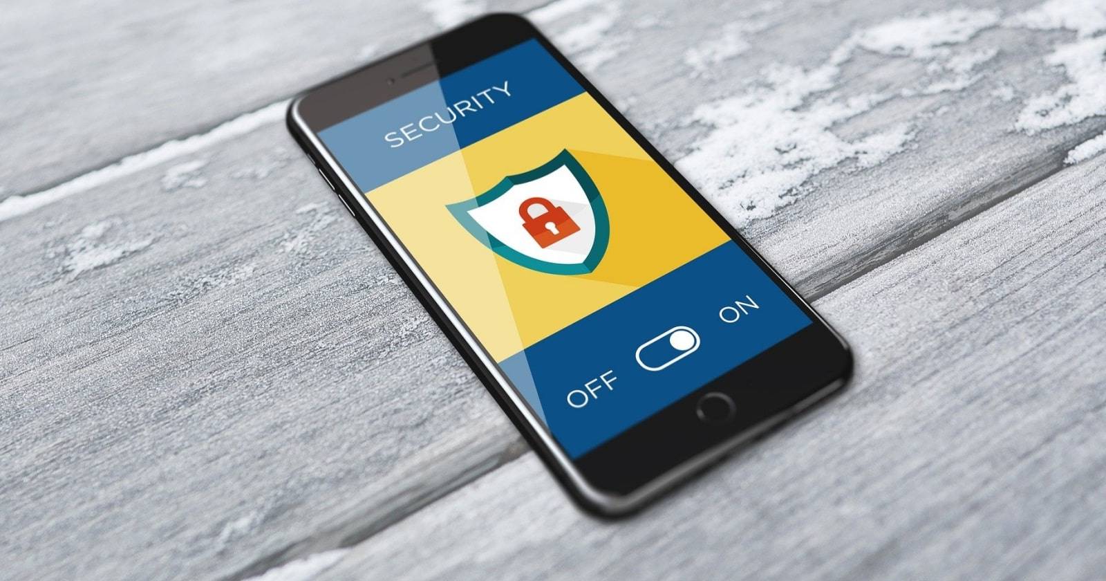 Смартфон с отображённым экраном блокировки