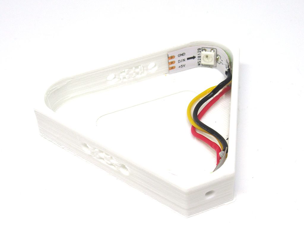 Три провода припаяны к контактам NeoPixel.