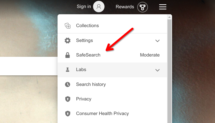 Пункт SafeSearch в меню Bing выделен красной стрелкой
