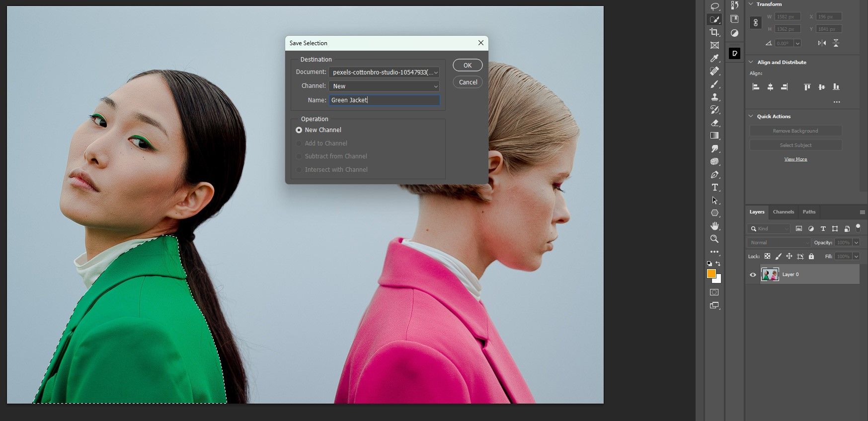 Шаг 2: Сохраните выделение для зелёной куртки