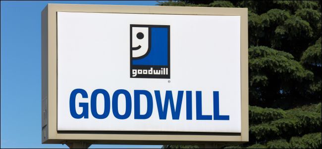 Вывеска Goodwill на фоне деревьев