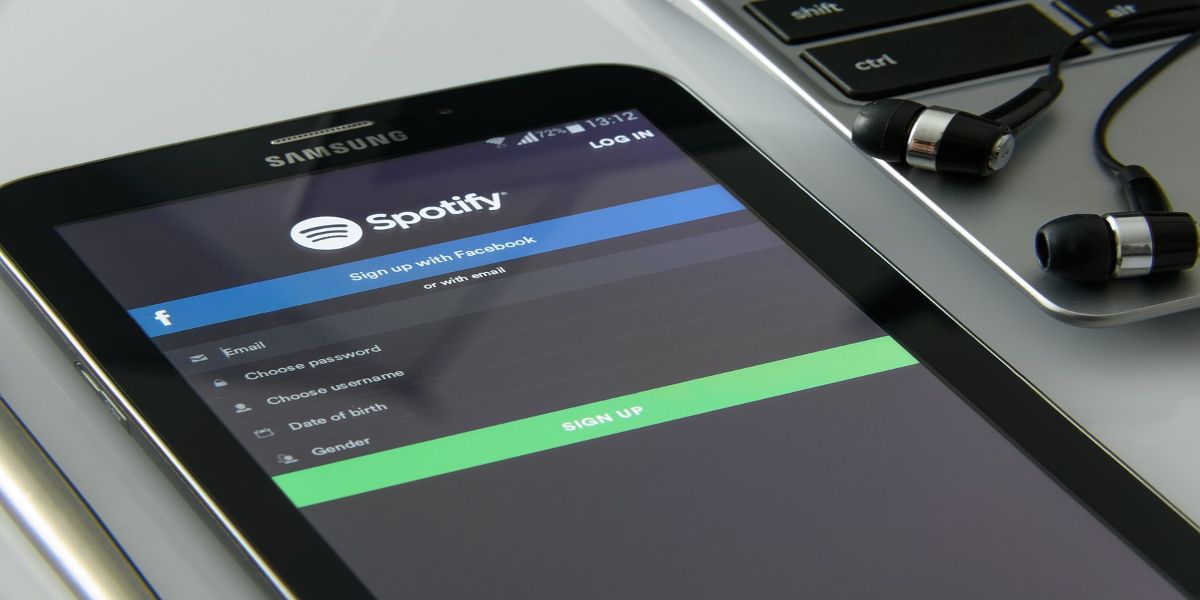 Приложение Spotify на смартфоне