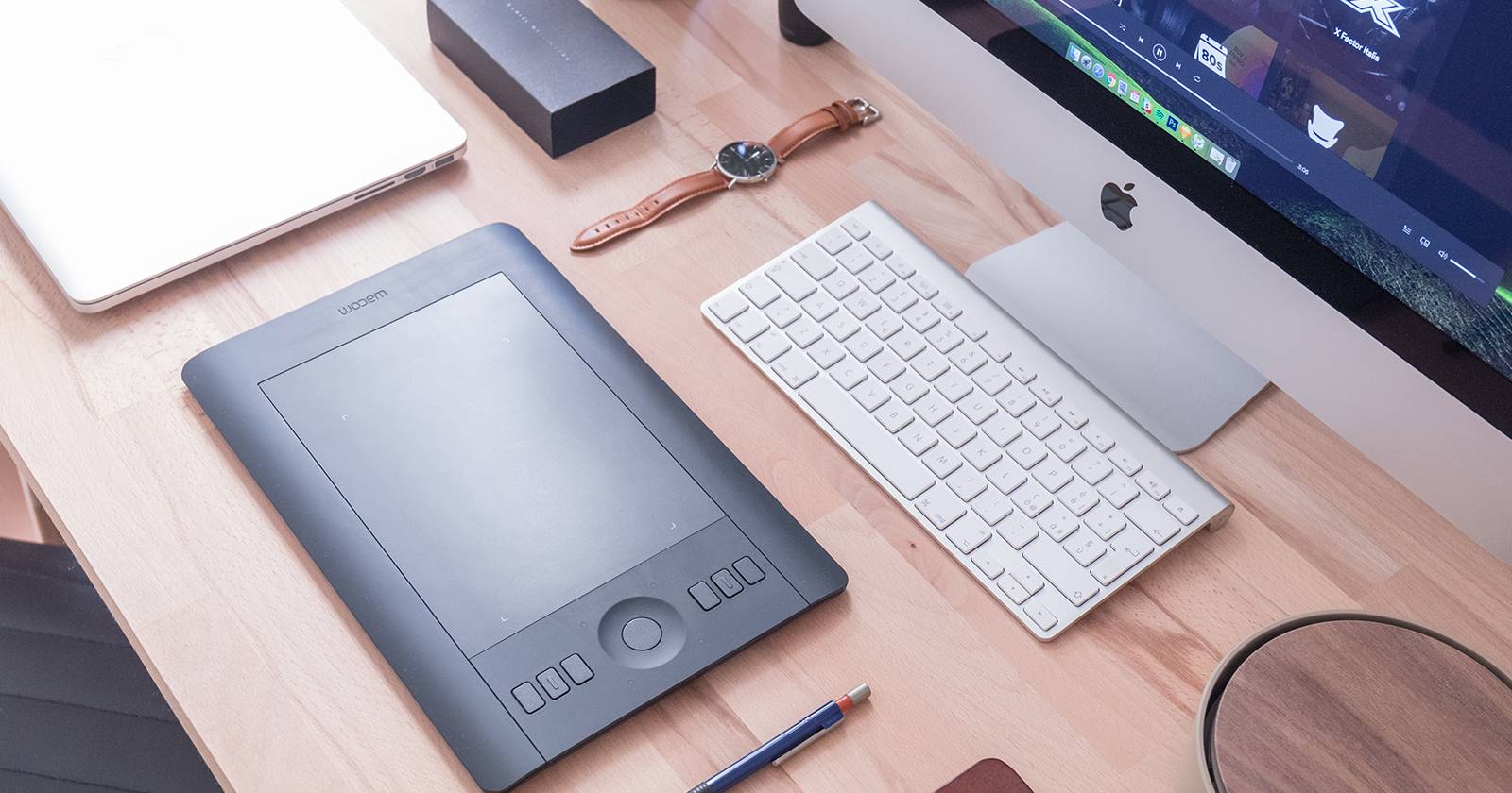 Планшет и клавиатура на столе