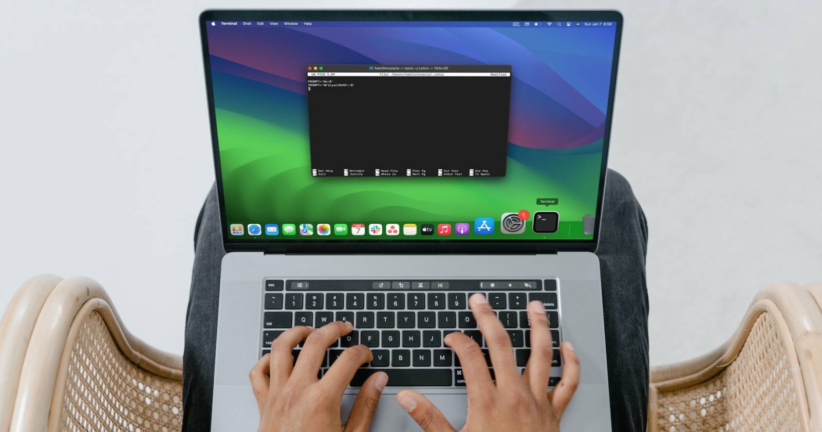 Человек, использующий Terminal на MacBook Pro
