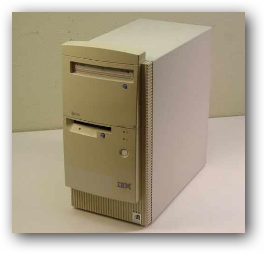 Старый компьютер, подготовленный к передаче или переработке