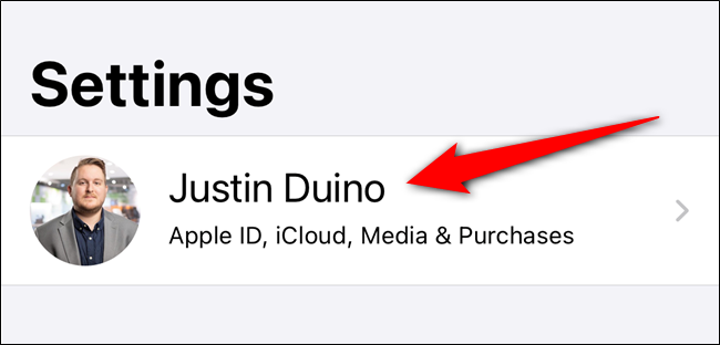 Нажмите на запись с вашим Apple ID вверху меню