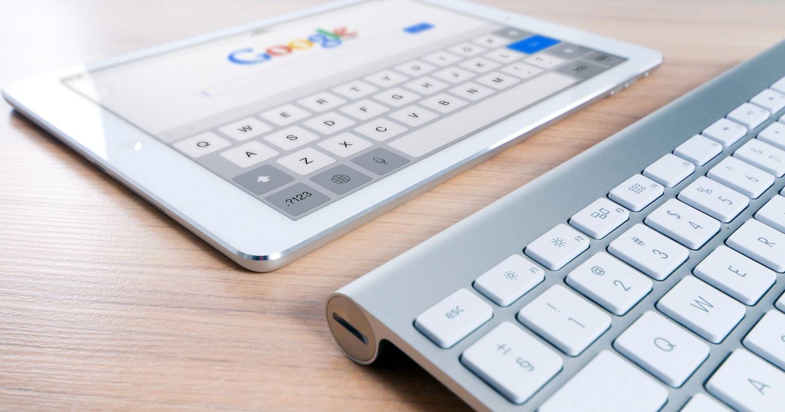 Клавиатура и планшет с размытым результатом поиска Google