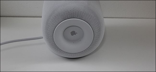 Крупный план белого кольца под динамиком на деревянной столешнице